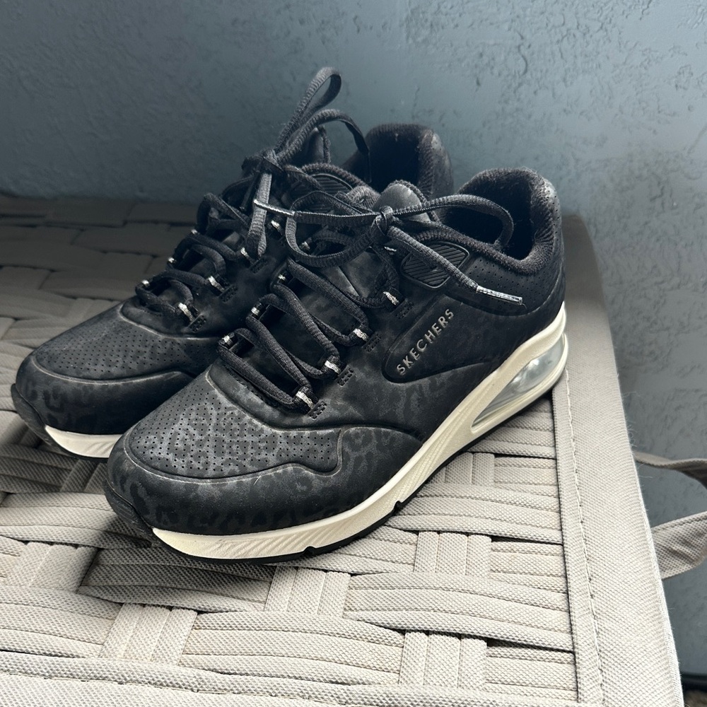 Skechers Air-Cooled memory foam leopard sneakers size 8.5